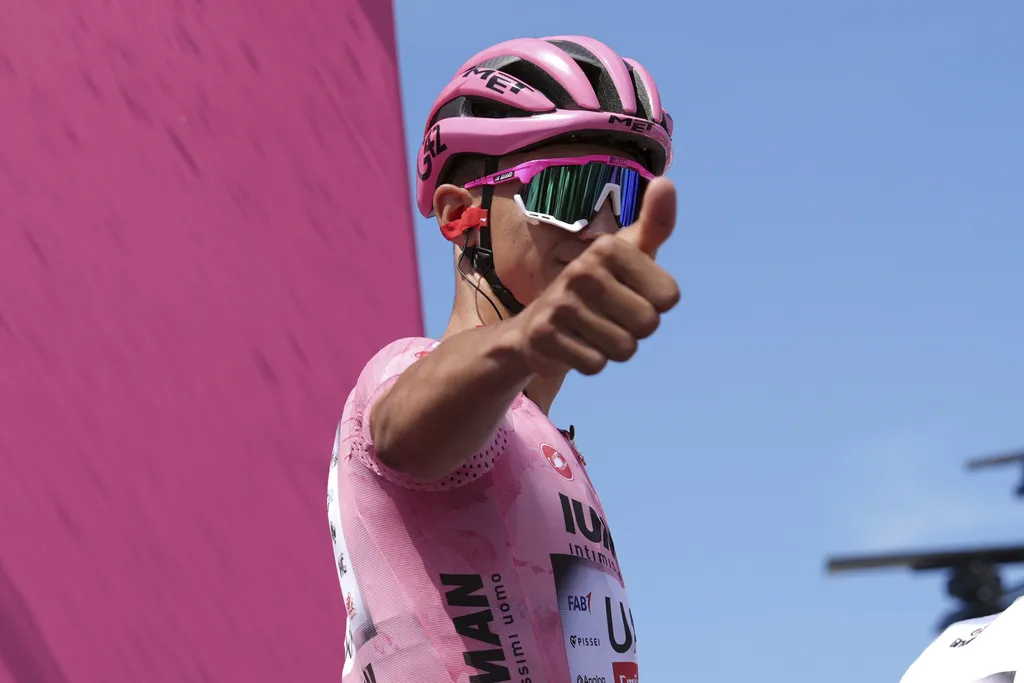 Del Toro previo a iniciar la etapa 12 del Giro de Italia