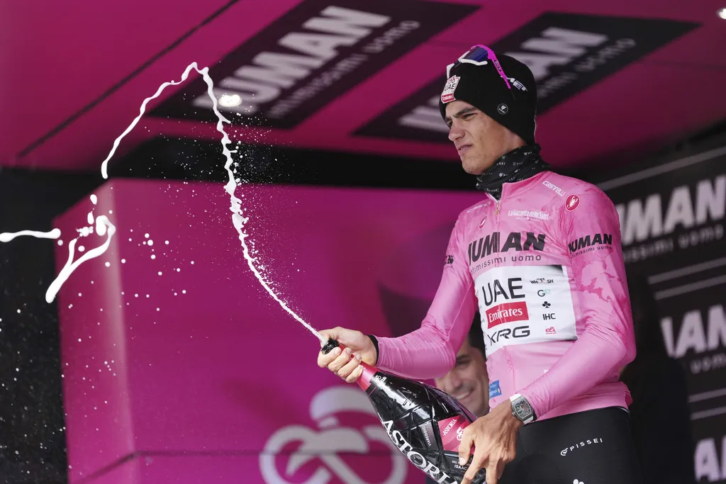 Del Toro sigue líder en el Giro de Italia