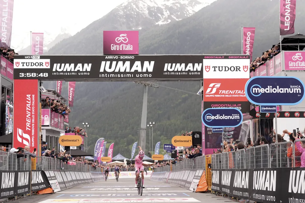 Del Toro sigue líder del giro