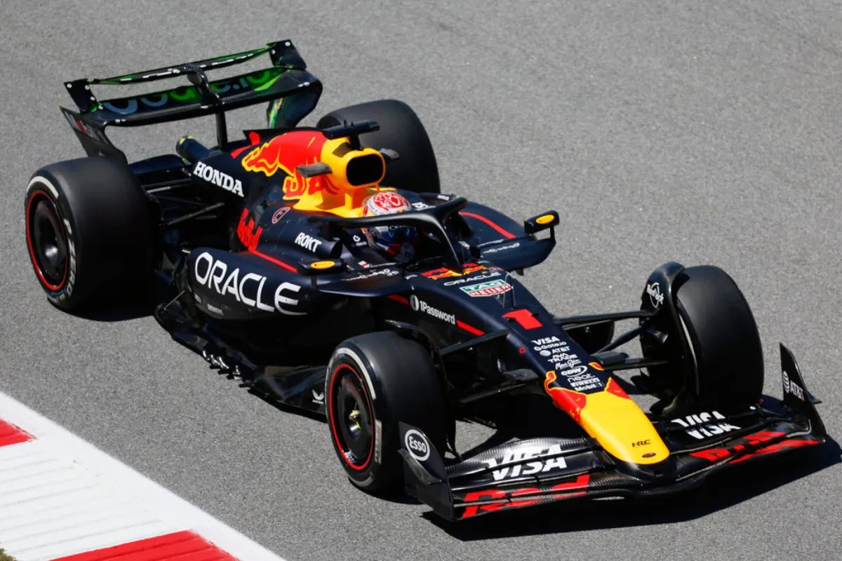 Verstappen sigue de cerca a McLaren | AP