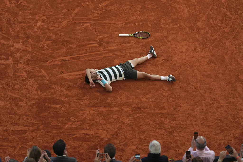 Alcaraz logró una dramática victoria en Roland Garros