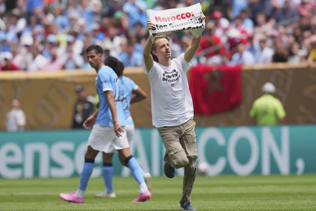 Un activista interrumpió el juego entre Manchester City y Wydads