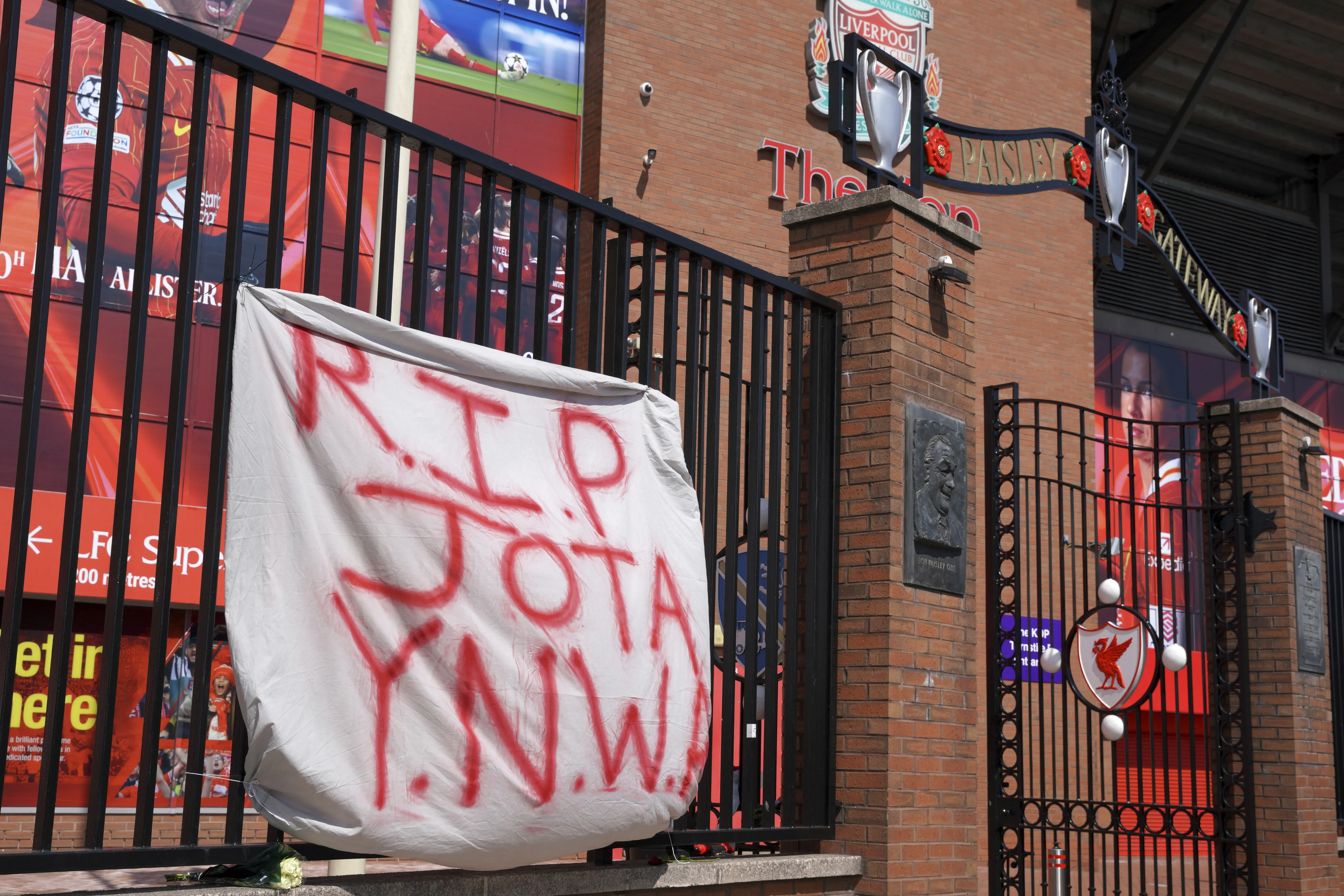 La afición del Liverpool recuerda a Jota | AP