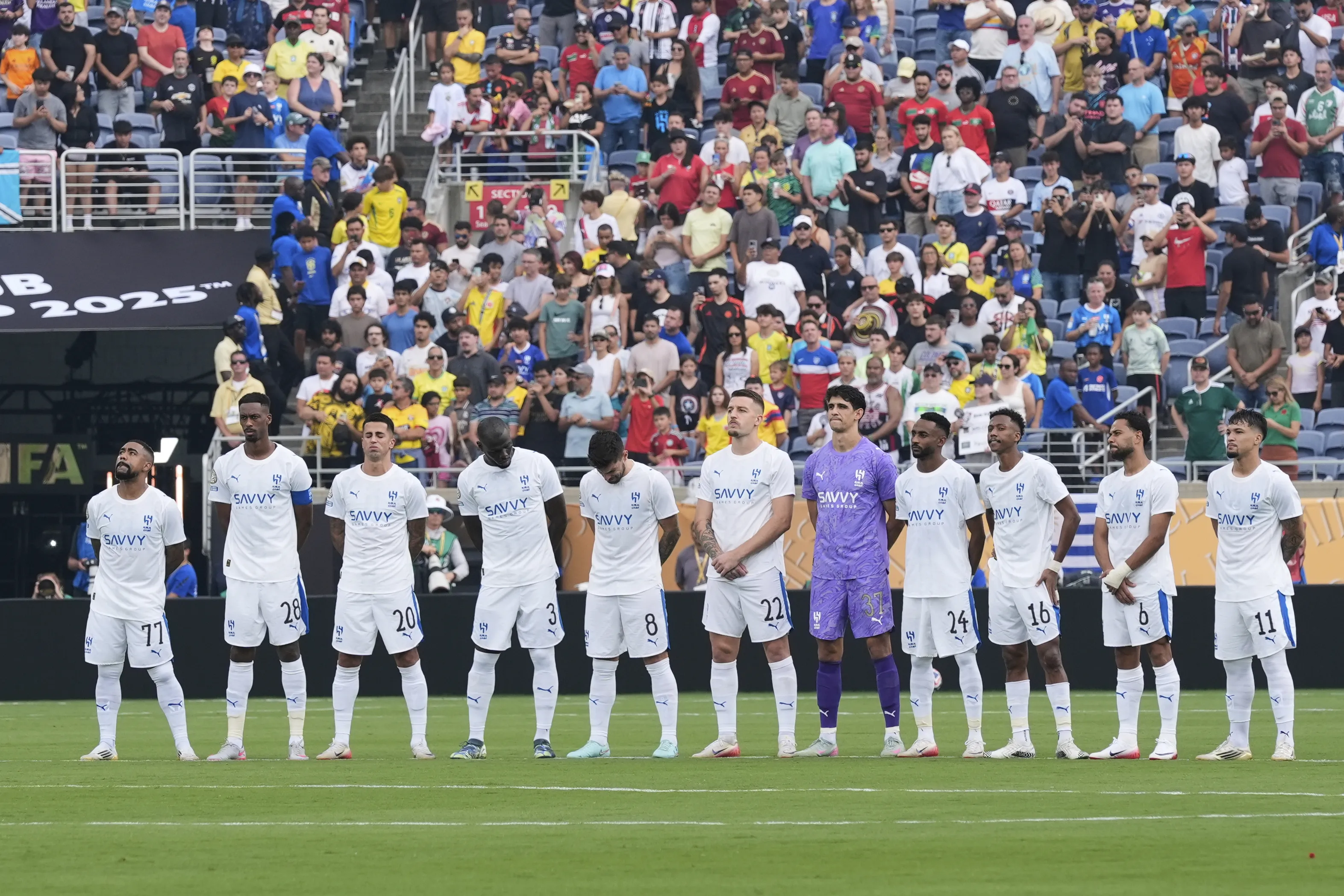 Los jugadores guardando el minuto de silencio | AP