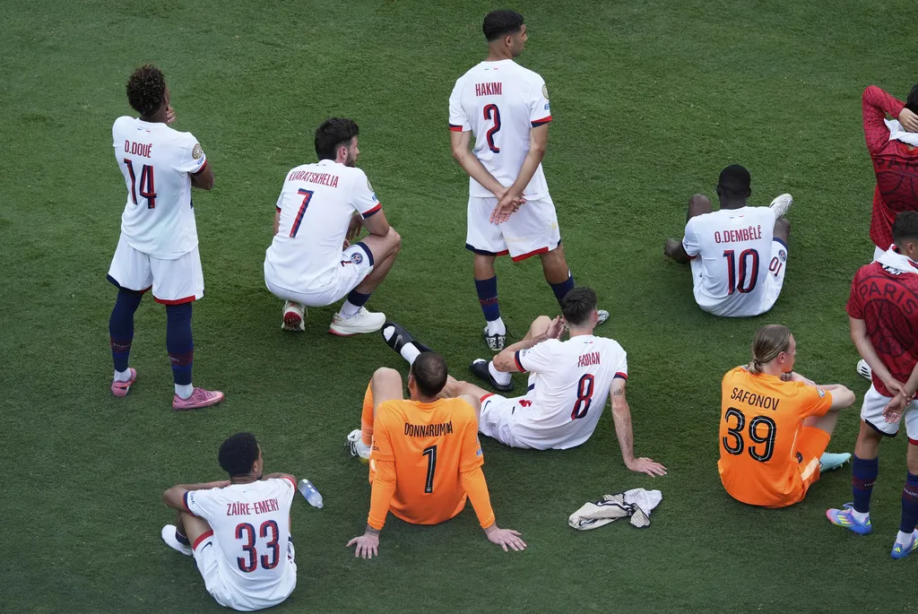 Los parisinos respondieron con impotencia ante la derrota