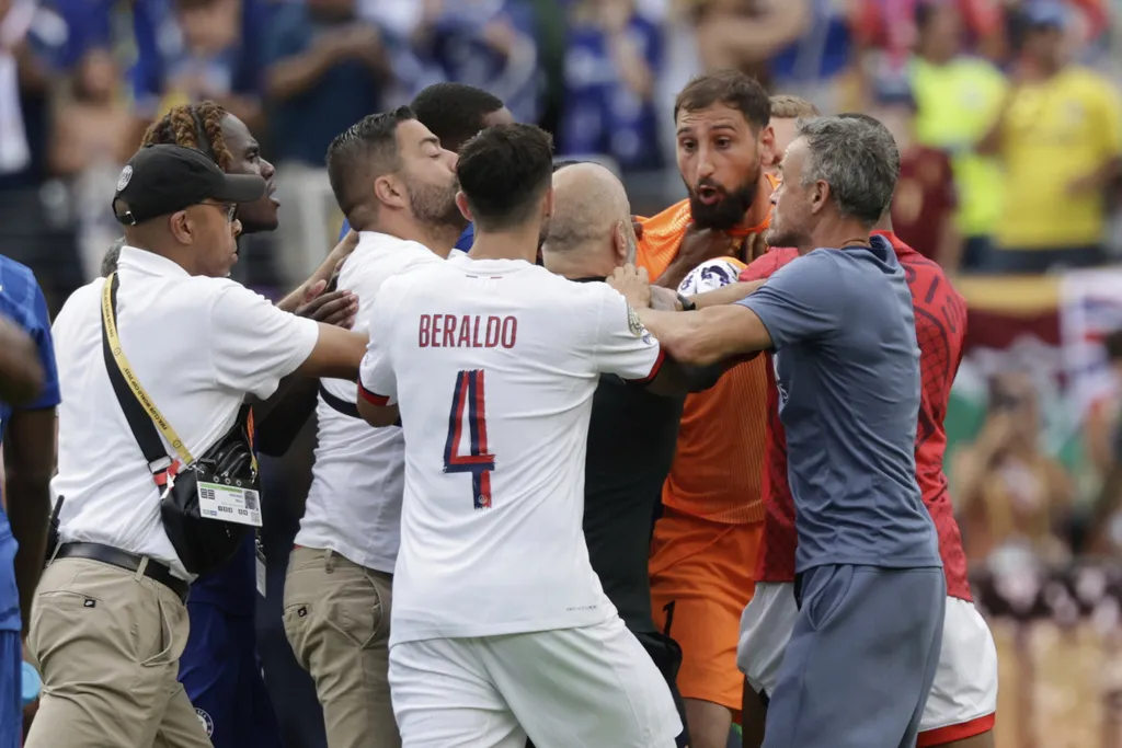 El partido finalizó con los ánimos calientitos