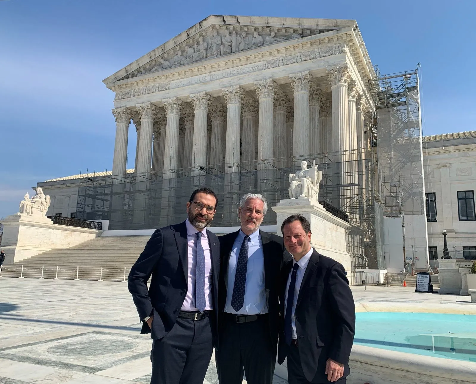 Los abogados presentaron una demanda por 10 mil millones de dólares / FB: @SREMX