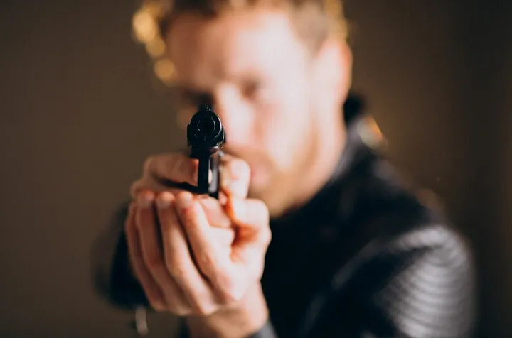 Los funcionarios que soliciten una arma deberán cumplir con cierto perfil / FREEPIK