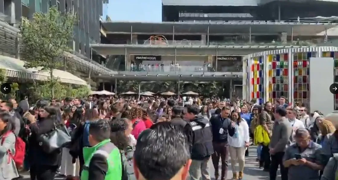 Toda la gente fue desalojada en lo que se controlaba el incendio / Redes Sociales