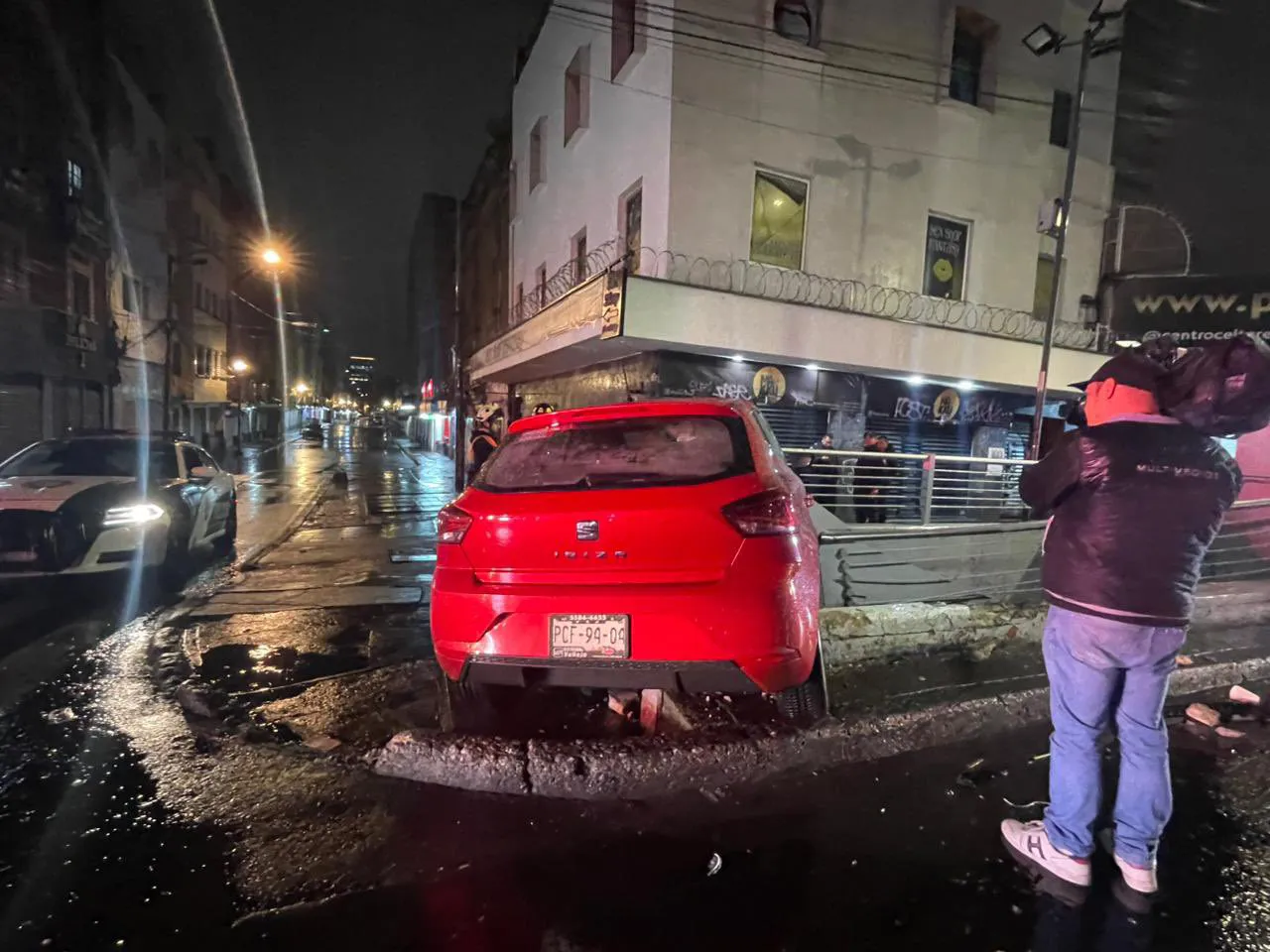 Las protecciones hicieron que el auto no entrara a la estación del Metro / X: @enrique_lunap