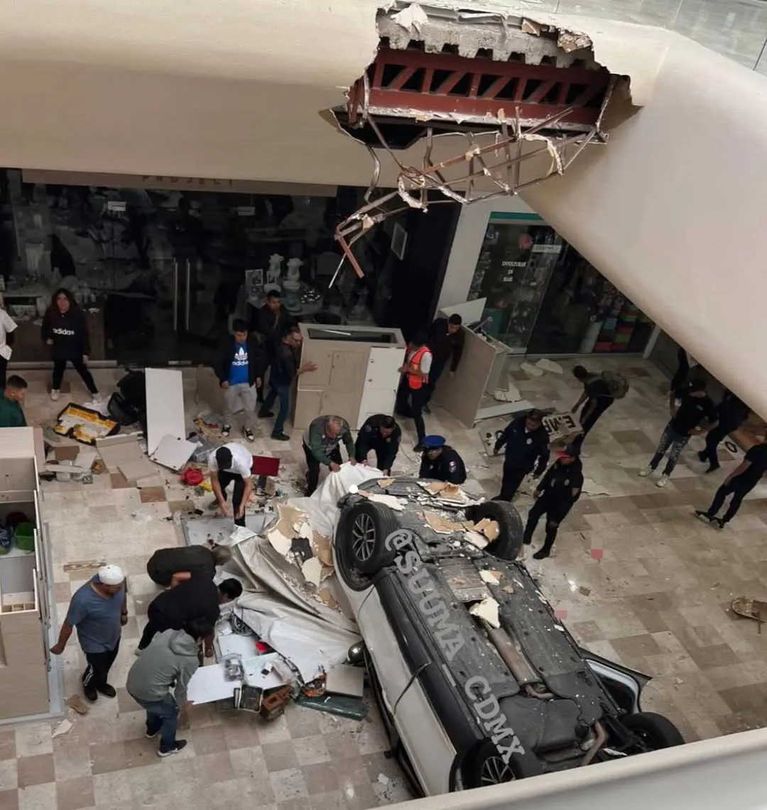 El vehículo cayó desde un segundo piso de la plaza Lilas / X: @suuma_CDMX