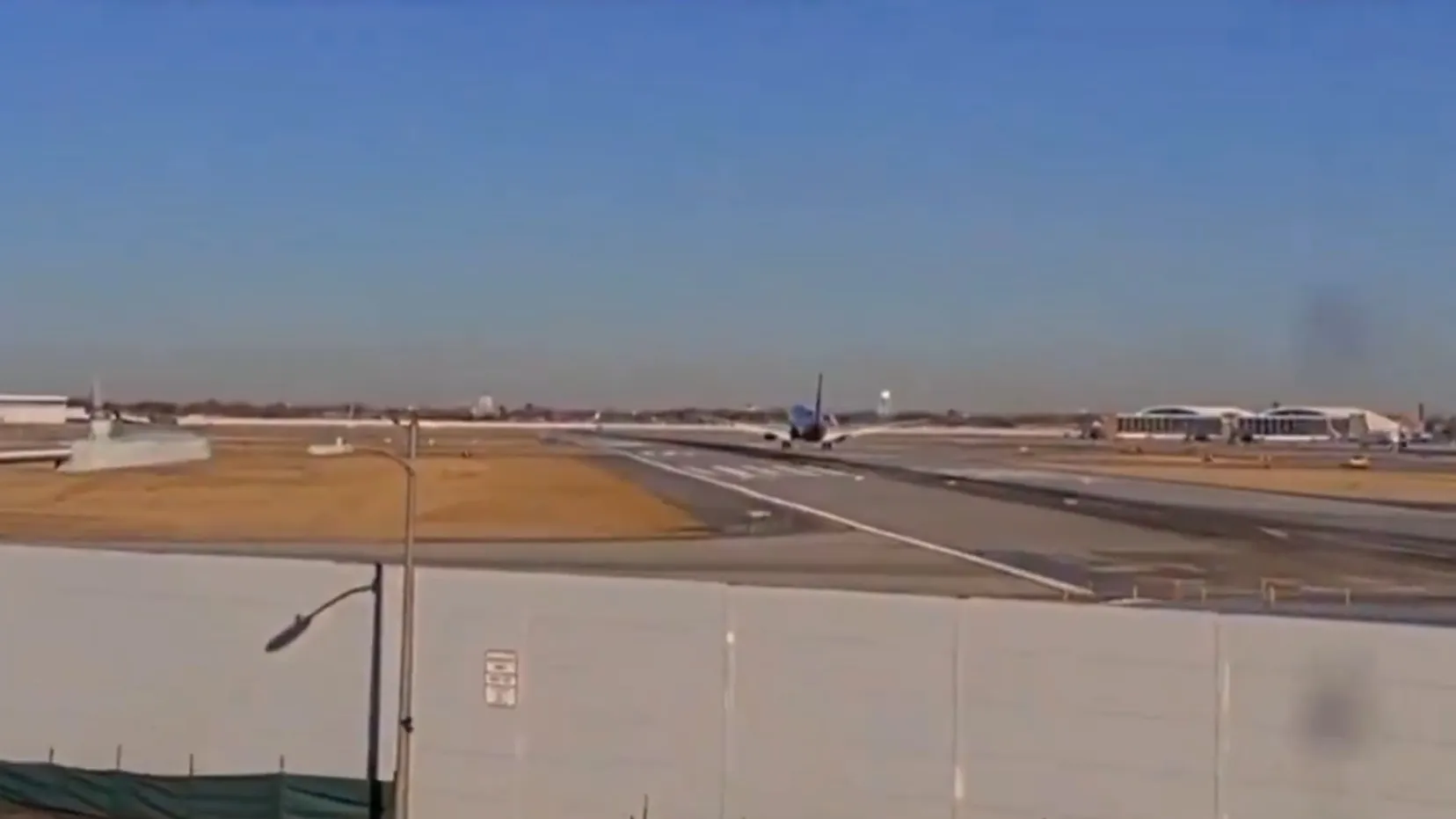 El avión de pasajeros iba aterrizando cuando se atravesó el jet privado / Redes Sociales