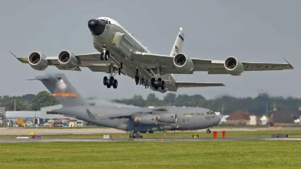 El Boeing RC-135v Rivet Joint es capaz de cargar combustible a otro avión en pleno vuelo/X