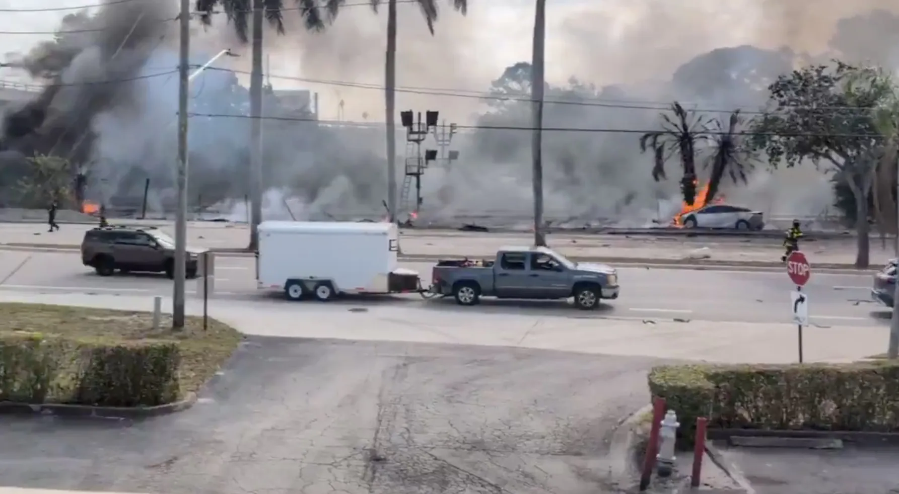 Al momento de su caída alcanzó a golpear a un automovil / Redes Sociales