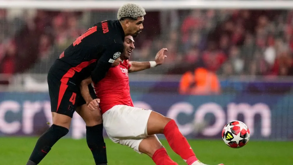 Ronald Araújo en el partido ante Benfica | AP