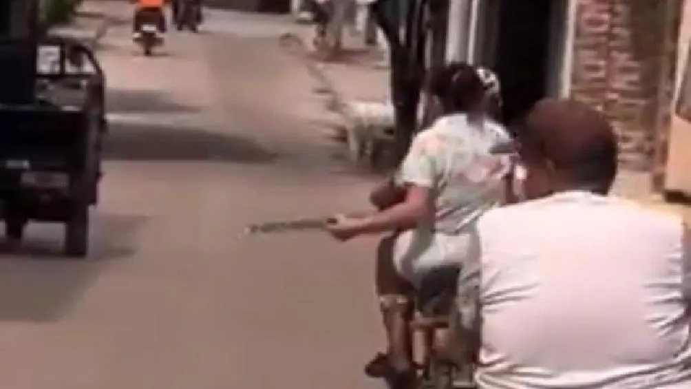 Una madre, se volvió viral en redes sociales luego de protagonizar una escena conmovedora y llena de determinación/Redes Sociales