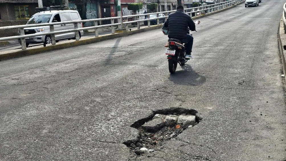 Los baches en la CDMX es un mal que sufren miles de personas a diario/X