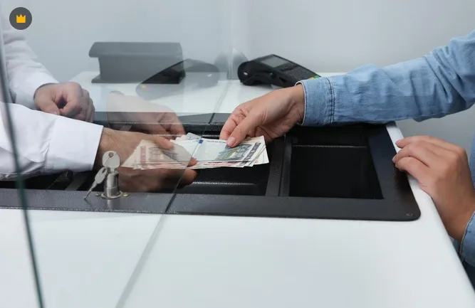 Los clientes de los bancos y la casa de valores deben de estar al pendiente de comunicados / FREEPIK