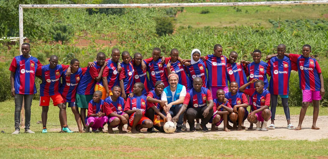 Alfonso Herrera estuvo jugando futbol con los refugiados / Especial