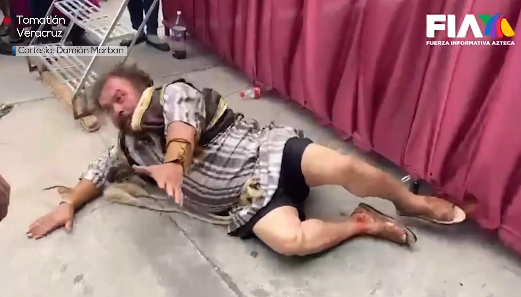 Barrabás brincó desde el escenario pero no cayó bien / FB: @AztecaNoticias