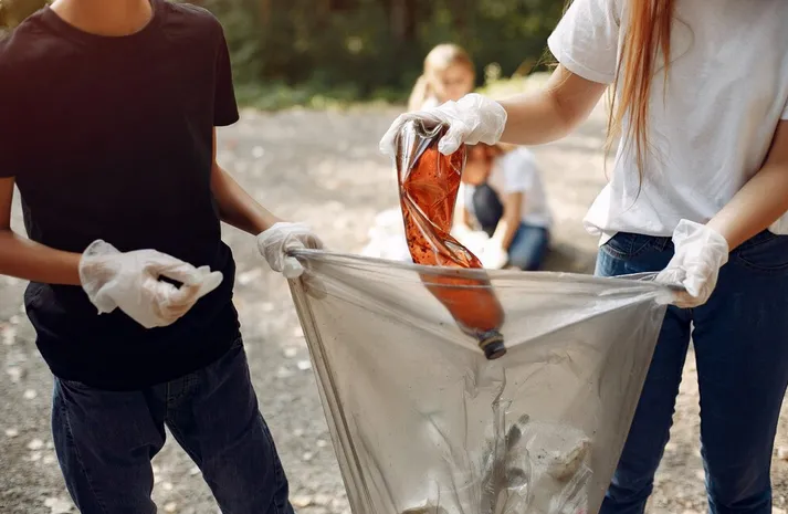 La contaminación que genera la basura en la calle provoca enfermedades / FREEPIK