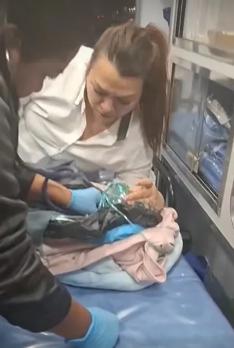 El bebé fue atendido por paramédicos tras quedar abandonado / Redes Sociales