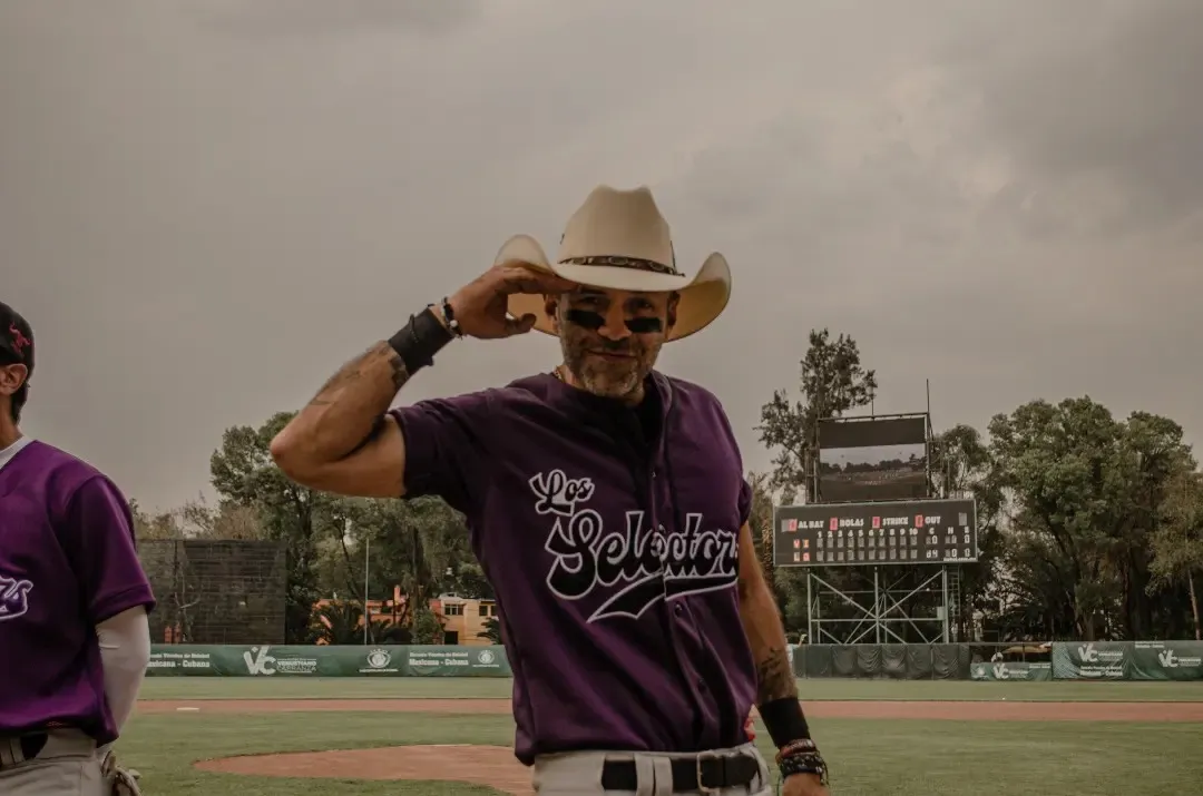 Pliego Villareal no sola sabe tocar, también sacarle brillo al diamante / IG: @beisbolrocks