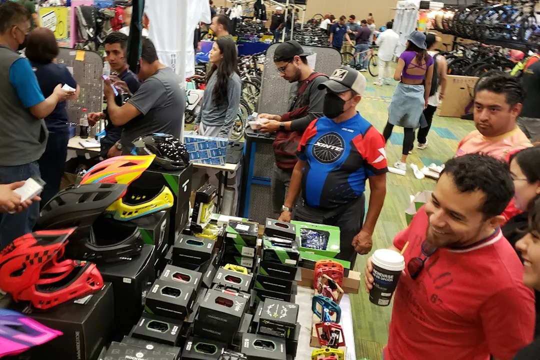 Los descuentos también son para los accesorios de las bicicletas / FB: @outletbicicletasmx