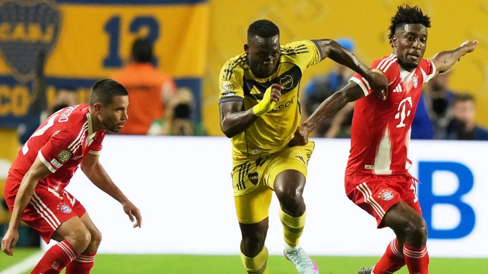 Advíncula ante Coman y Raphael Guerreiro | AP