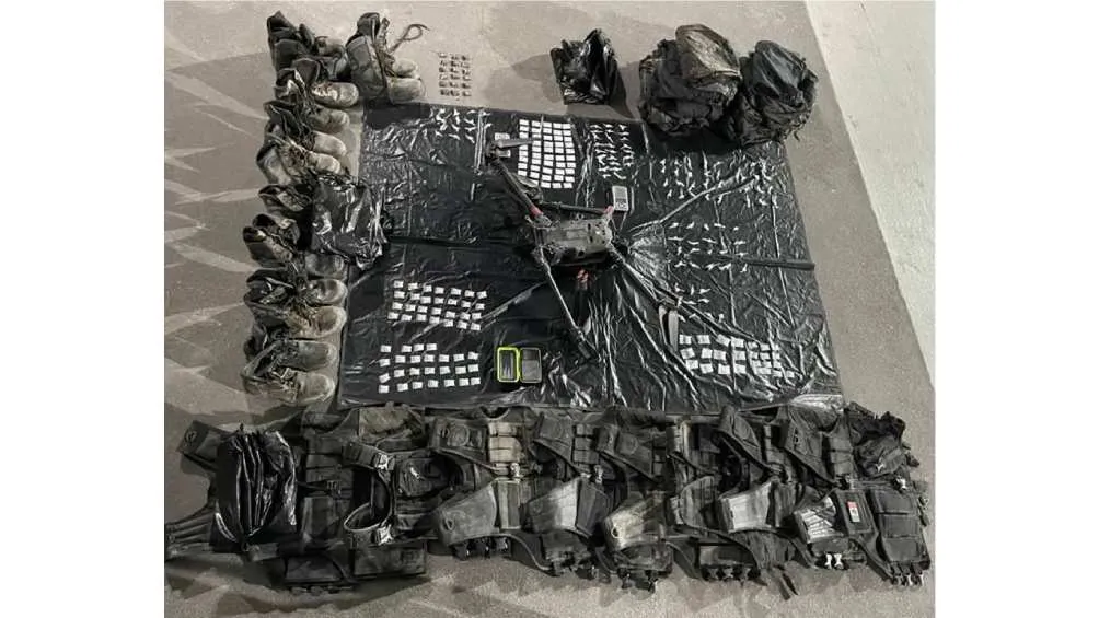 La policía decomisó armas y drogas/X