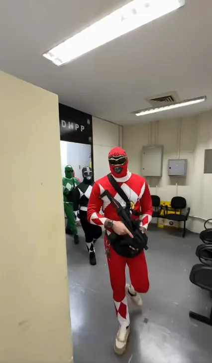 Los policías salieron disfrazados desde su cuartel / Redes Sociales