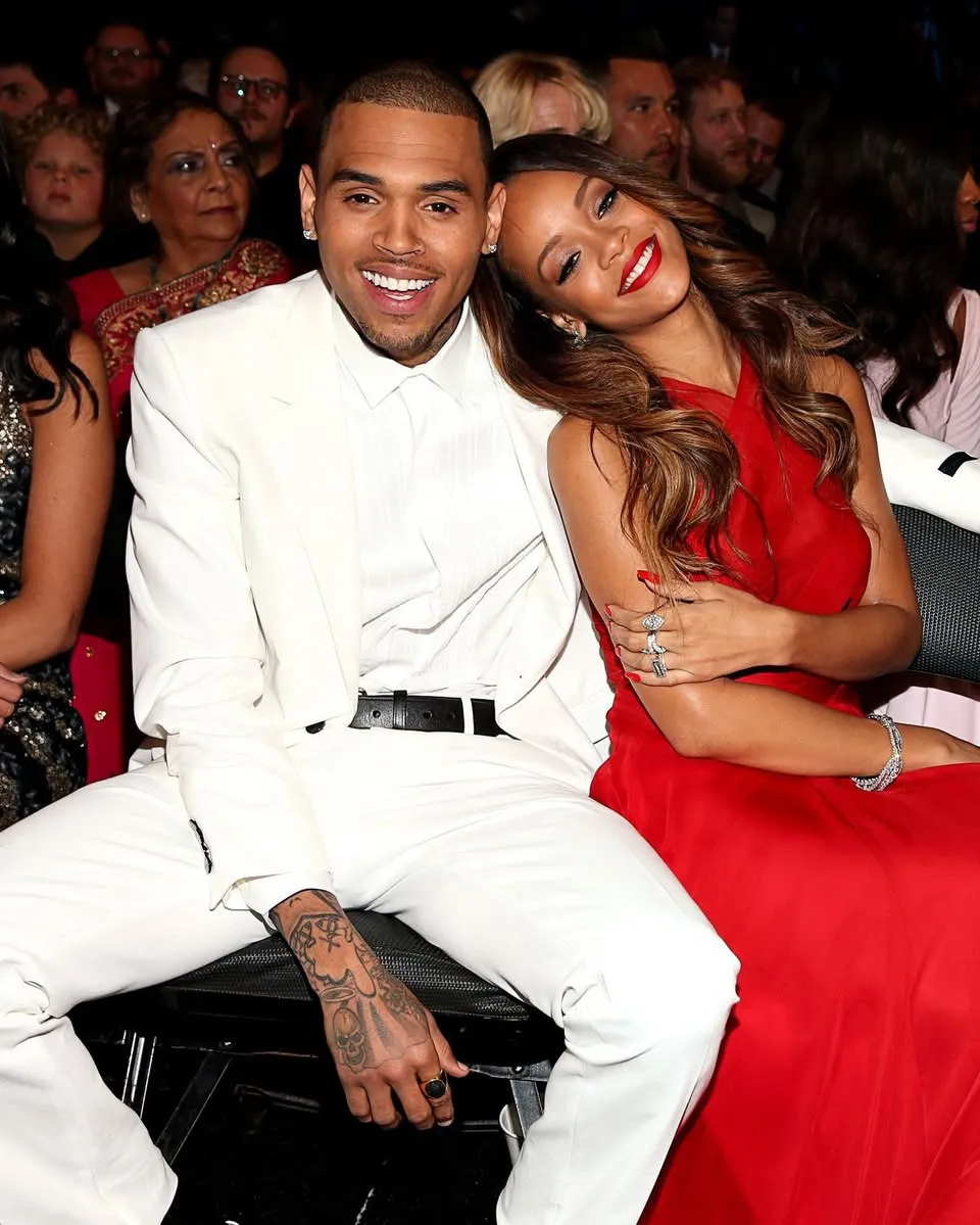 Rihanna también expuso que el rapero la golpeó en varias ocasiones / Redes Sociales