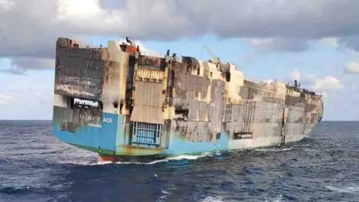 El buque no podía ser rescatado porque continuaba quemándose / Redes Sociales