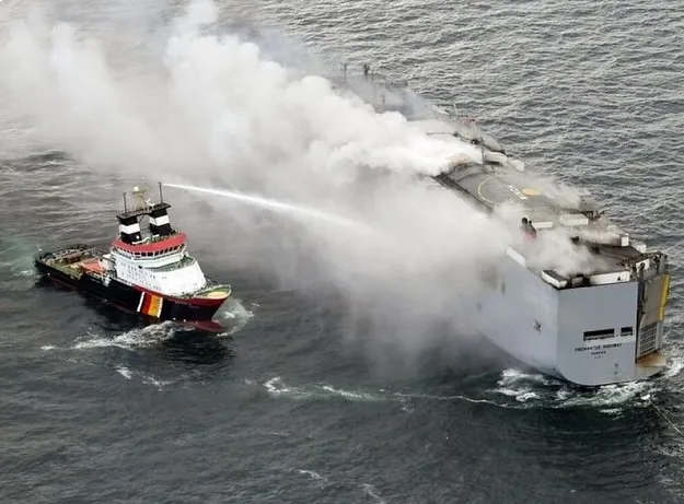 El buque carguero tenía como destino México pero se incendió / Redes Sociales