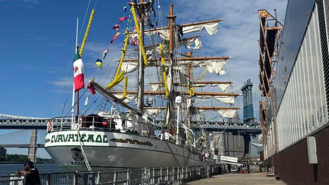 Buque Escuela Cuauhtémoc fue removido del lugar donde fue colocado para su investigación / Redes Sociales