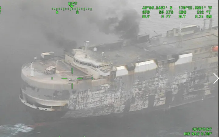 La embarcación también traía toneladas de combustible en su interior / Redes Sociales