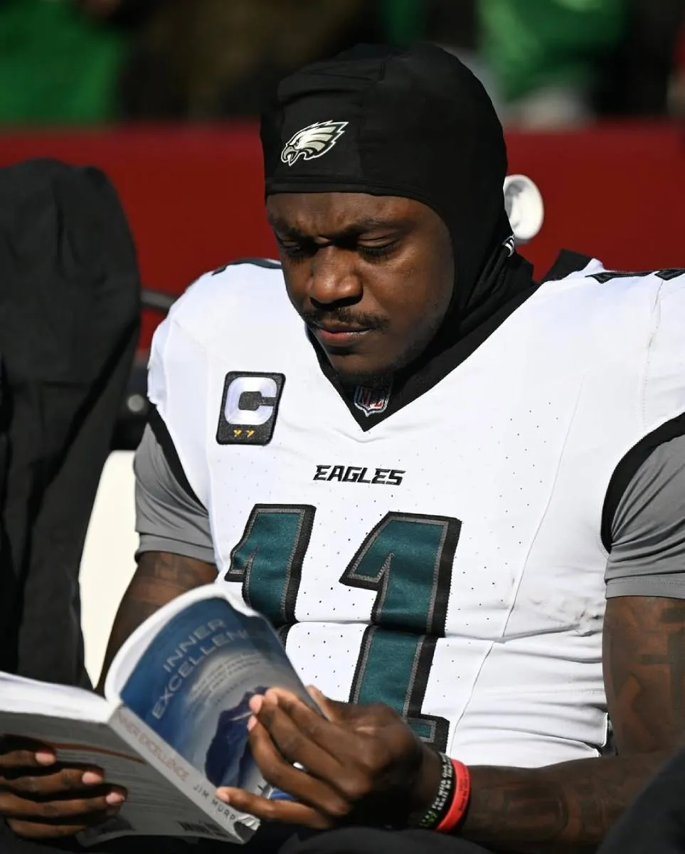 AJ Brown leyendo durante un partido de Philadelphia