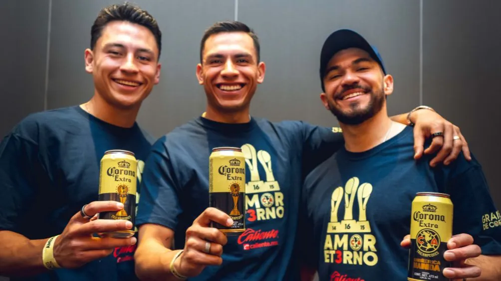 Los jugadores de América celebran con Corona | CORTESÍA