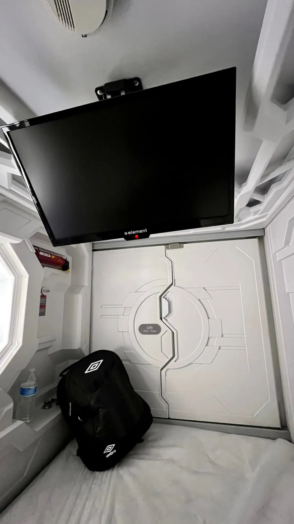 Algunas cabinas cuentan con pantallas para entretenerte / Redes Sociales