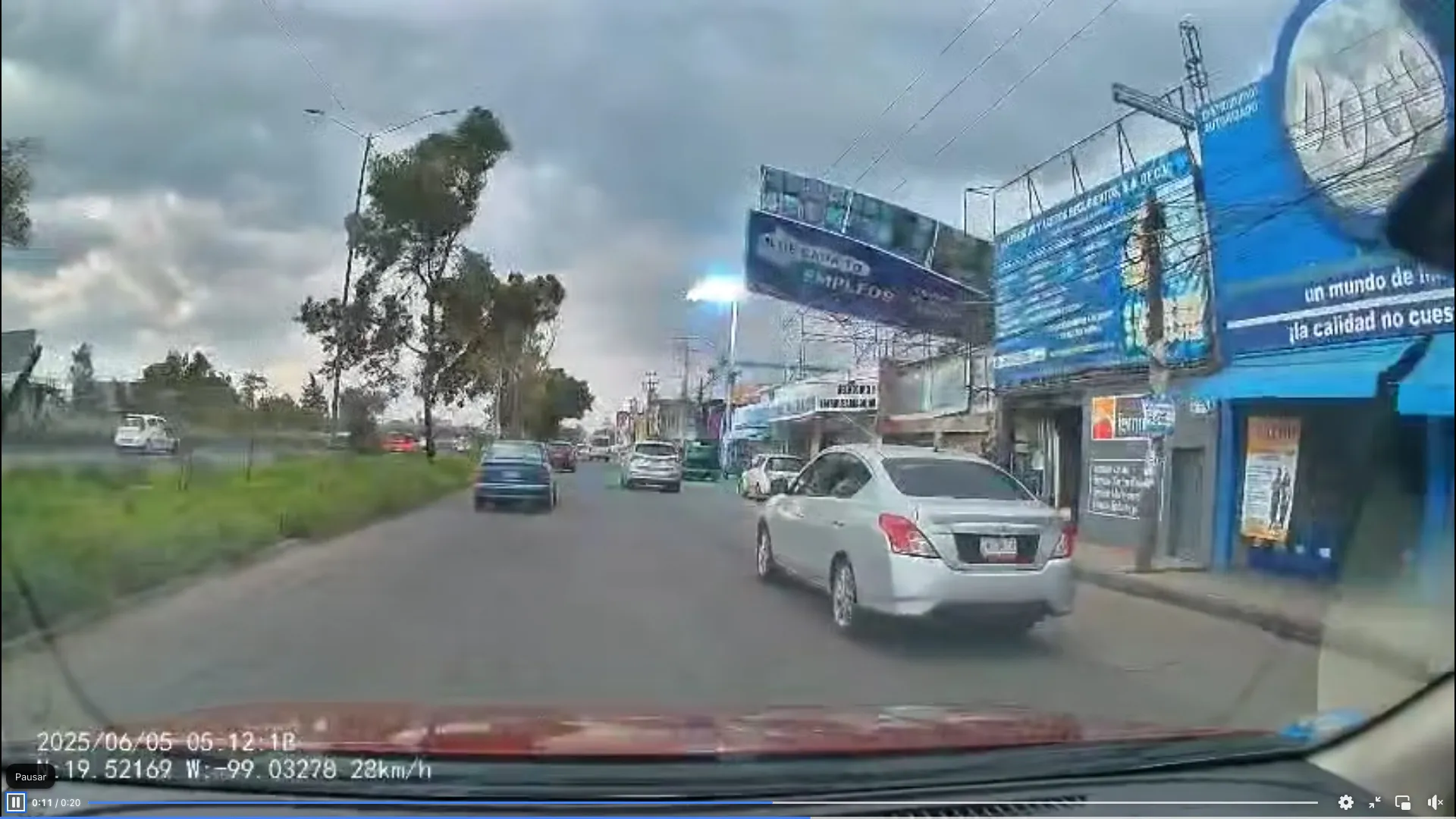 La caída del anuncio provocó una explosión al llevarse parte de un poste de luz / Redes Sociales