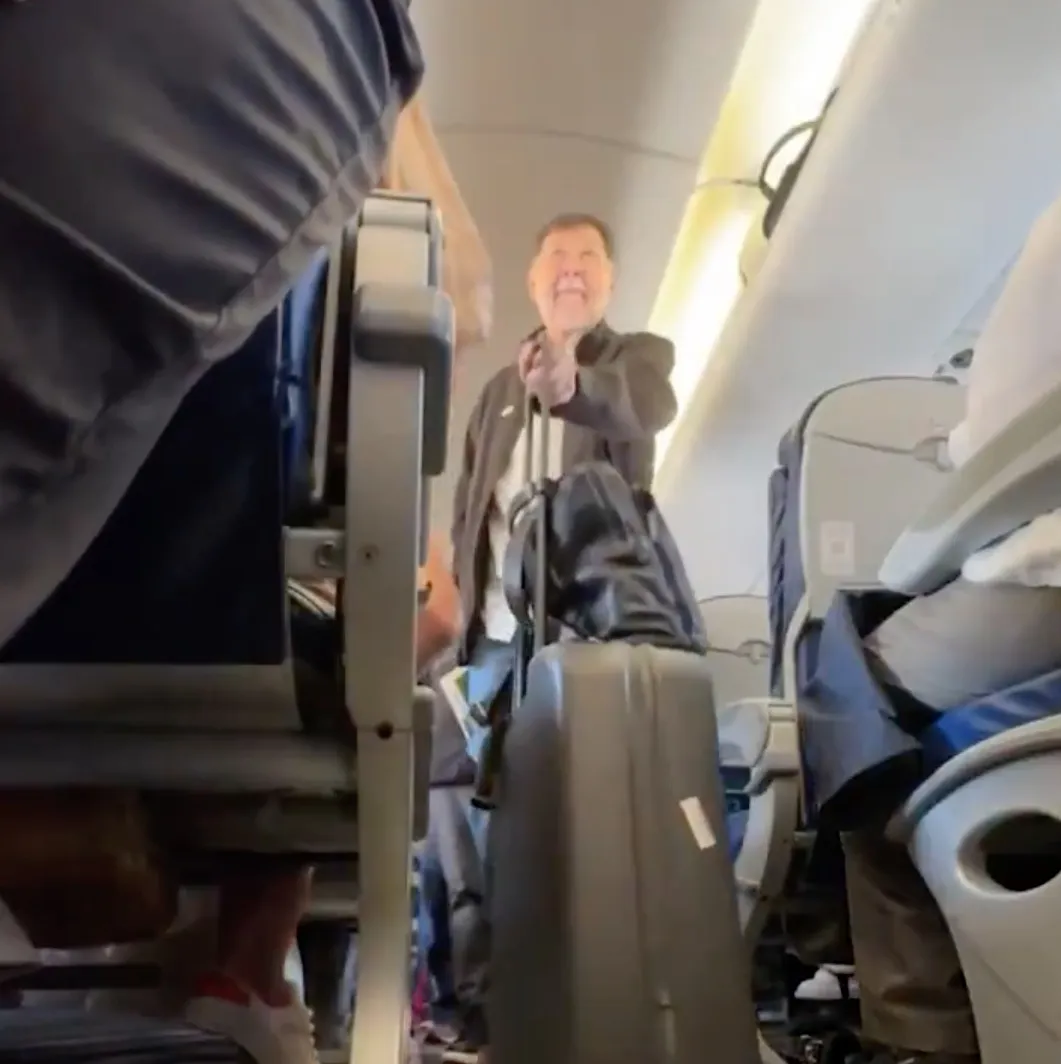 La familia de Calderón desde el avión comenzó a grabar a Fernández Noroña / Redes Sociales