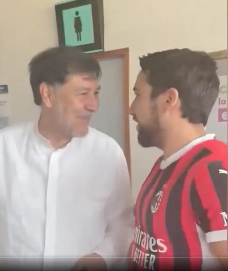 El senador buscaba al expresidente para enfrentarlo pero dijo que se escondió / Redes Sociales