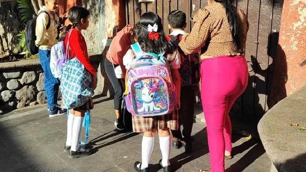 El ciclo escolar 2025-2026 tendrá más días de vacaciones para estudiantes y maestros/X