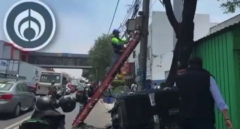 Radio Fórmula captó el momento que arreglaban la cámara del C5 / Redes Sociales