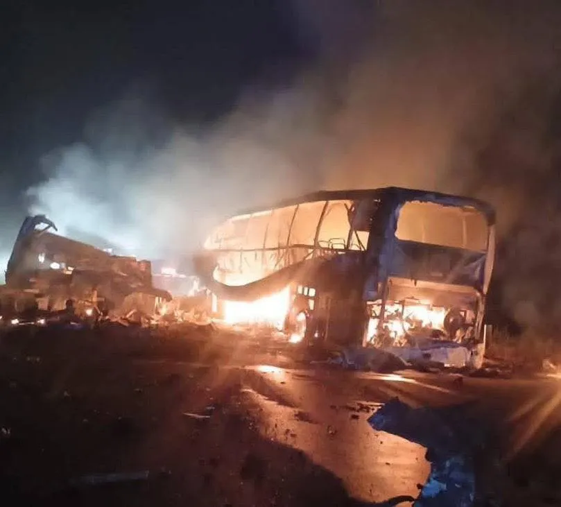 El autobús de pasajeros quedó en llamas tras el impacto / Redes Sociales
