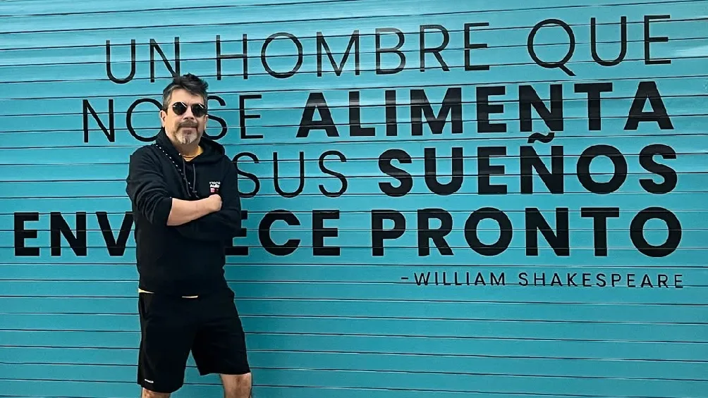 Carlos Espejel, reconocido por su trabajo en la comedia mexicana y recordado por personajes como “Chiquidrácula”, sorprendió recientemente al compartir que enfrenta un episodio de parálisis facial/Redes Sociales