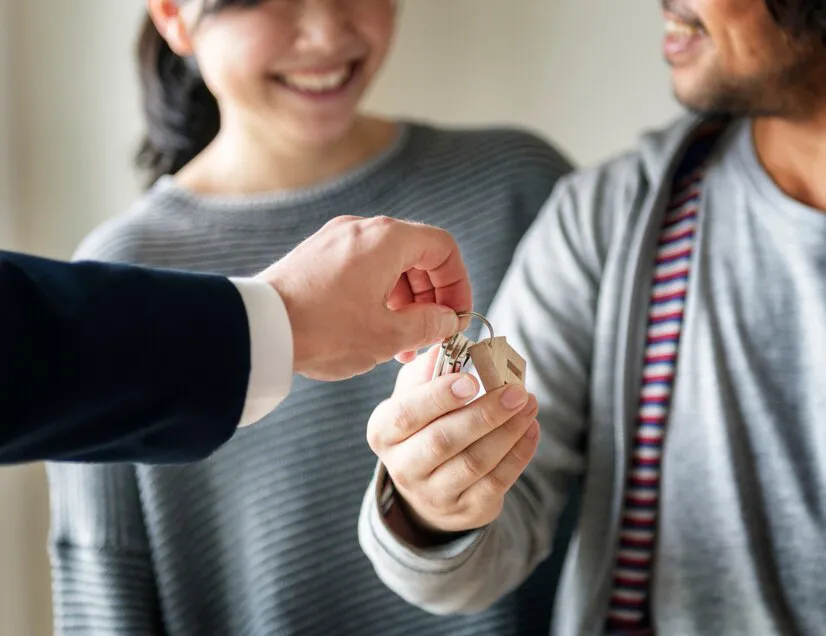 Un requisito es ganar al menos dos salarios mínimos al día / FREEPIK