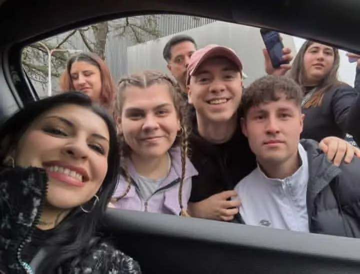 En todo momento, la argentina se mostró contenta y se tomó foto con los fans / Redes Sociales