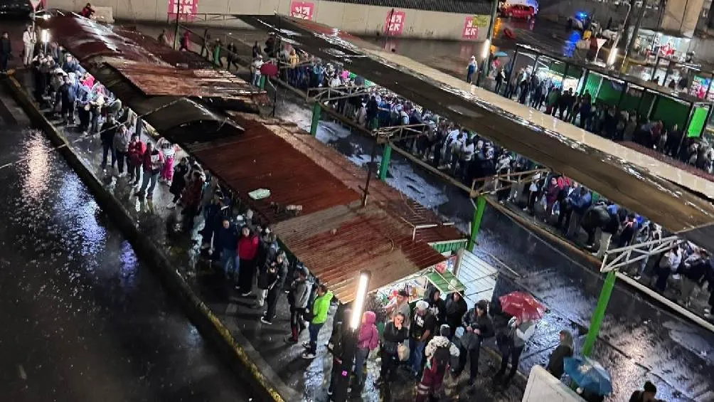Los retrasos en el transporte público también son parte de las afectaciones/X