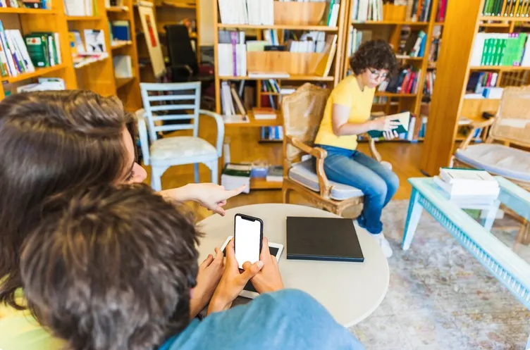 En Alabama, los alumnos no podrán traer el celular prendido / FREEPIK